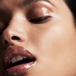 ⁦FENTY BEAUTY -01 FENTY GLOW 2mL ملمع شفاه فنتي بيوتي غلوس بومب العالمي بحجم صغير⁩ - الصورة ⁦3⁩