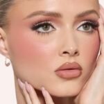 ⁦HUDA BEAUTY- TOASTY PEACH 7.5g باليت أحمر الخدود والهايلايتر من هدى بيوتي، بتأثير فلتر التمويه⁩ - الصورة ⁦4⁩